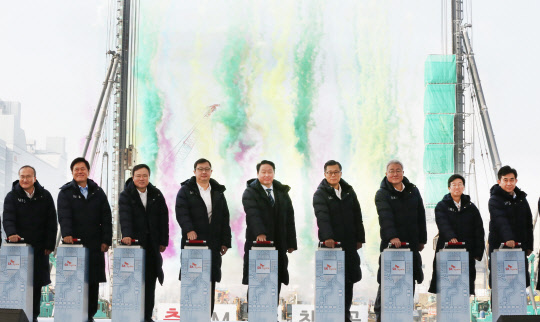 SK하이닉스가 이천 본사에서 M16 기공식을 19일 개최했다. 이석희 SK하이닉스 CEO(최고경영자) 사장, 박정호 SK수펙스추구협의회 글로벌성장위원장, 장동현 SK㈜ CEO, 최재원 SK그룹 수석부회장, 최태원 SK그룹 회장, 조대식 SK수펙스추구협의회 의장, 김준 Comm.위원장, 박성욱 ICT위원장, 서진우 인재육성위원장 등이 기념사진을 찍고 있다. <SK하이닉스 제공>